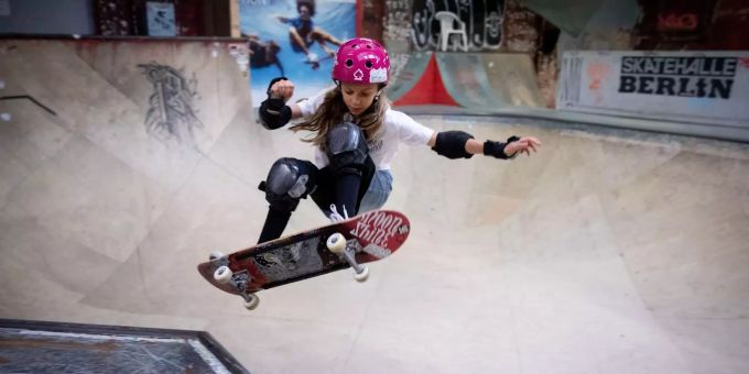 Die 11-jährige Lilly Stoephasius trainiert in der Skateboardhalle Berlin. Die 11-jährige Lilly Stoephasius trainiert in der Skateboardhalle Berlin.