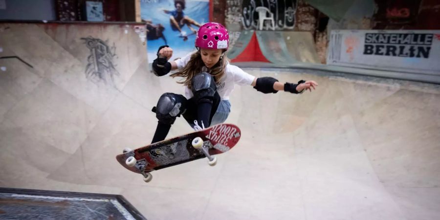 Die 11-jährige Lilly Stoephasius trainiert in der Skateboardhalle Berlin.