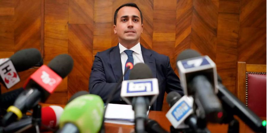 Vize-Ministerpräsident von Italien Luigi di Maio gibt Journalisten während einer Pressekonferenz Auskunft.