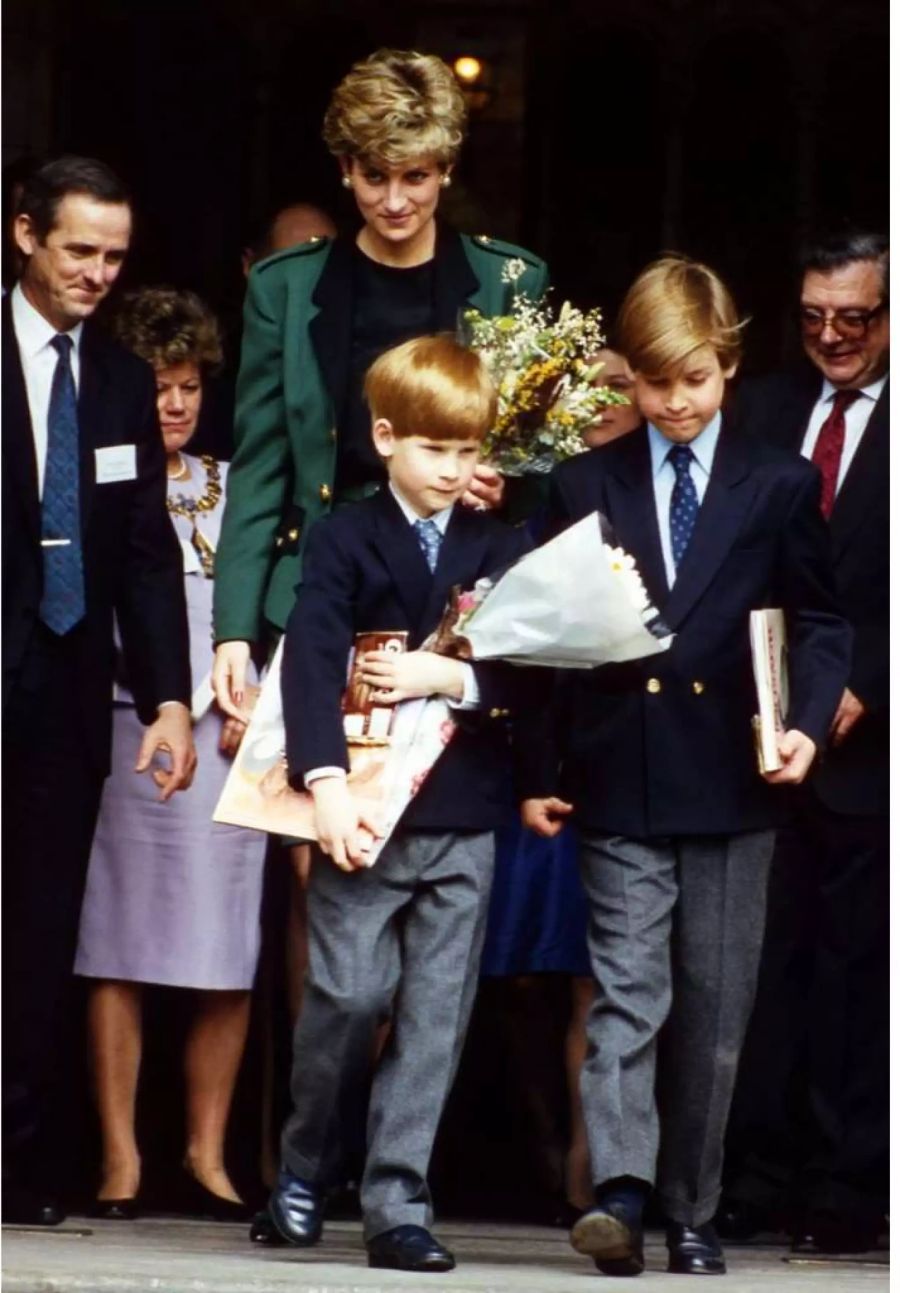 Prinz William (r.) und Prinz Harry wurden ohne ihre Mutter Prinzessin Diana gross.