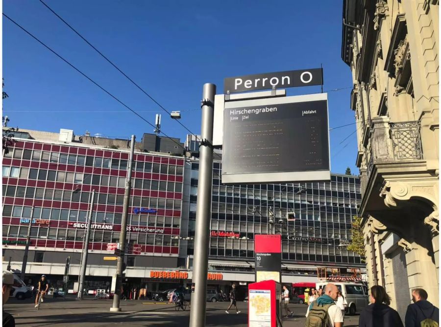 Eine Anzeigetafel beim Hirschengraben zeigt Verspätungen in der Stadt Bern an.