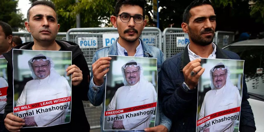 Mitglieder des türkisch-arabischen Journalistenverbandes halten Poster mit Fotos des vermissten saudischen Schriftstellers Jamal Khashoggi bei einem Protest in der Nähe des saudi-arabischen Konsulats in Istanbul.