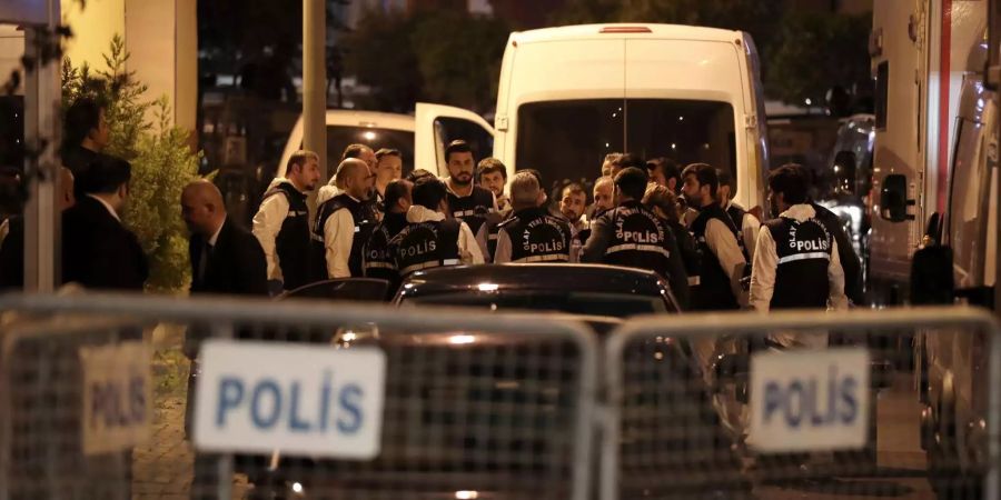 Türkische Polizeieinheiten erreichen das saudiarabische Konsulat in Istanbul für eine forensische Untersuchung.