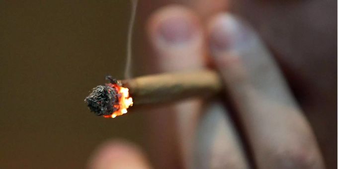 Ein Mann raucht in einem Coffee Shop in Maastricht einen Joint mit Marihuana. Ein Mann raucht in einem Coffee Shop in Maastricht einen Joint mit Marihuana.