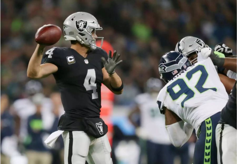 Die Raiders erleben in London einen Abend zum Vergessen. Das Team aus Oakland ist chancenlos gegen die Seahawks: Vor allem QB Derek Carr, der unglaubliche sechsmal gesackt wird, ist zeitweise den Tränen nah. Für Defense-Mann Bruce Irvin halb so wild: Er will in erster Linie nach Hause zurück und Kinder machen (siehe Instagram-Post).