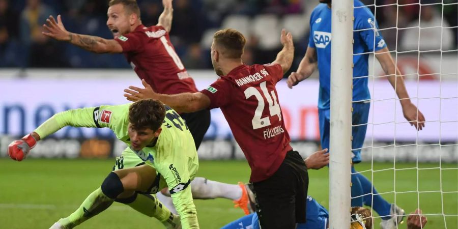 Gregor Kobel während seines Bundesliga-Debüts mit Hoffenheim gegen Hannover.