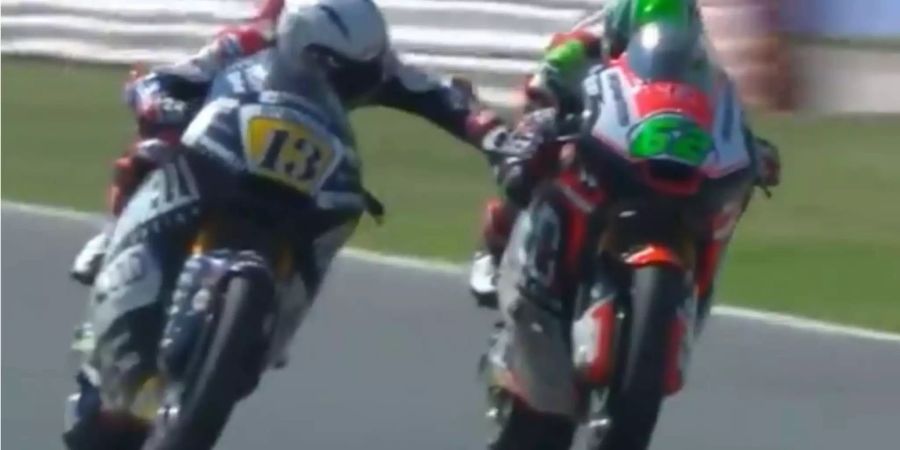 Romano Fenati (l.) fasst im Moto2-Rennen Stefano Manzi an die Bremse.