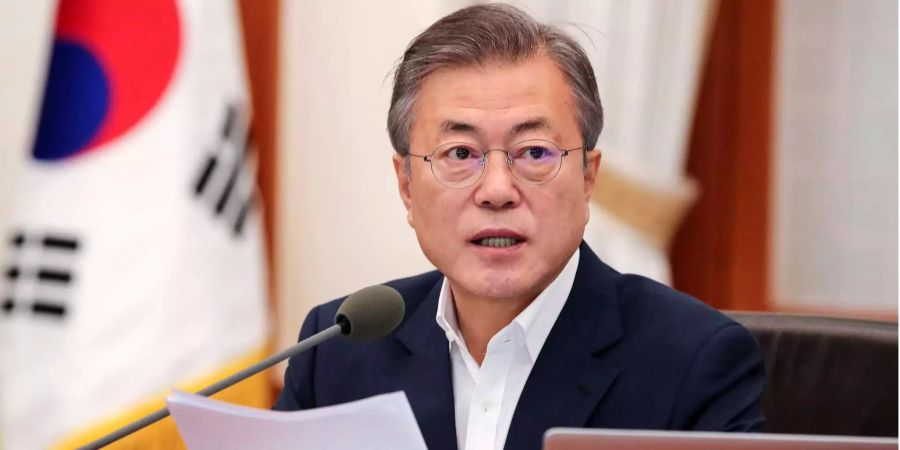 Der südkoreanische Präsident Moon Jae In spricht während eines Kabinett-Treffens im präsidialen Blauen Haus in Seoul.