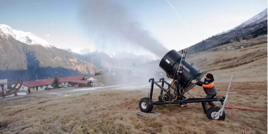 Ein Schneekanone in Betrieb bei der Mittelstation Cancori (1460 M. ue. M.) im Skigebiet von Leontica im Bleniotal am Freitag, 26. Dezember 2014. Wegen des Schneemangels und den hohen Temperaturen war lange Zeit unsicher, wann die Skistation eröffnen kann.