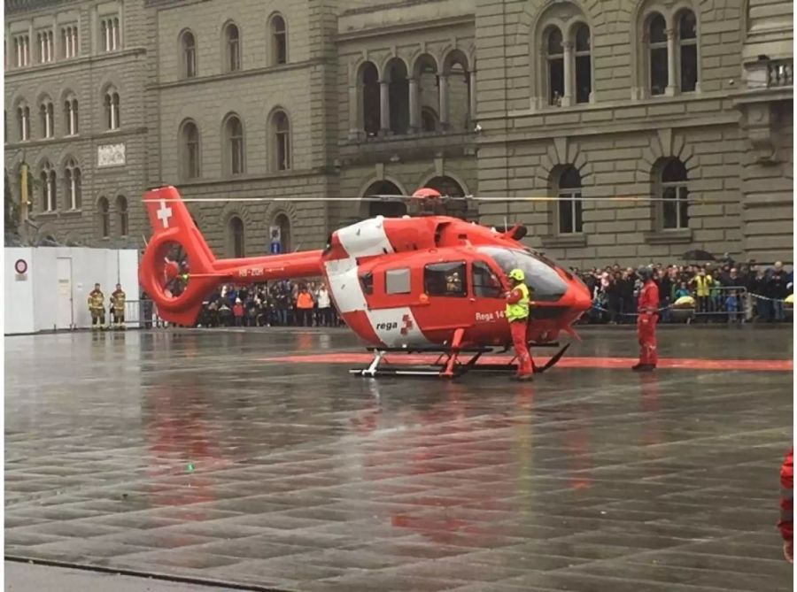 Der neue Regahelikopter landet auf dem Bundesplatz.