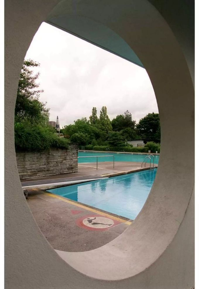 Die Kunstwerke der Künstlerinnen und Künstler haben einen Bezug zum Freibad Letzigraben, das auch Max-Frisch-Bad genannt wird- Keystone Die Kunstwerke der Künstlerinnen und Künstler haben einen Bezug zum Freibad Letzigraben, das auch Max-Frisch-Bad genannt wird- Keystone