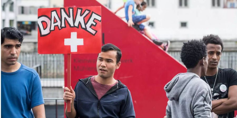 Mehrere Hundert Flüchtlinge und Sympatisanten demonstrierten am Donnerstag 5. Juli 2018 unter dem Moto "Ich bin auch ein Mensch" durch die Altstadt von Luzern.