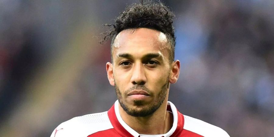 Pierre-Emerick Aubameyang schaunt während eines Fussballspiels in die Kamera.