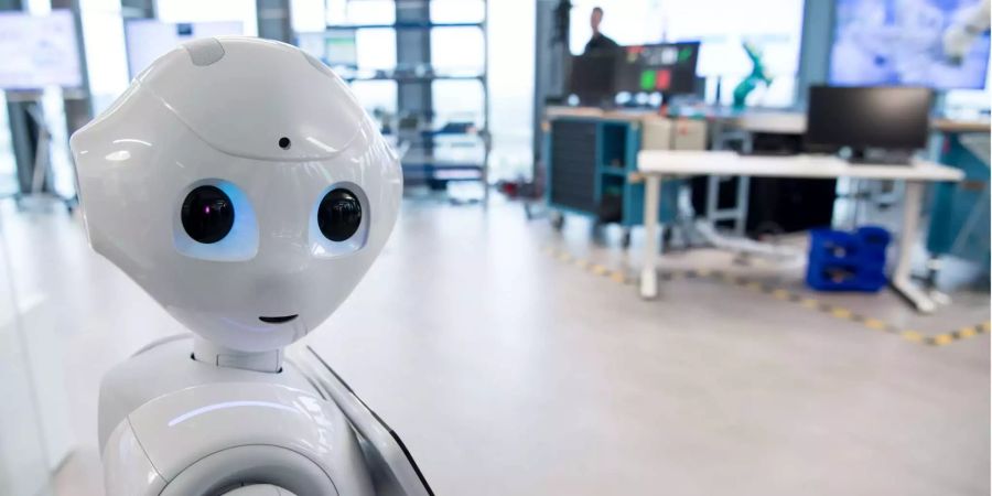 Der humanoide Roboter «Pepper» steht in einem Showroom in der Firmenzentrale von IBM.