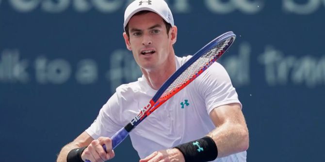 Andy Murray schlägt eine Vorhand gegen Lucas Pouille am ATP-1000-Turnier von Cincinnati 2018