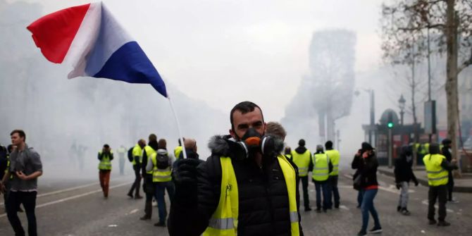 Ein Demonstrant der «Gelbenwesten» schwingt eine Fahne.