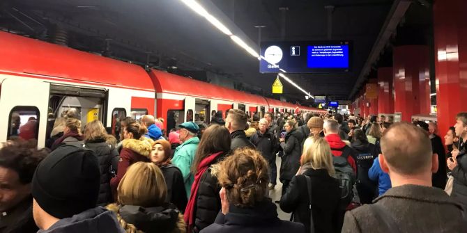 Zahlreiche Menschen warten am Hauptbahnhof auf eine S-Bahn, nachdem ein Streik den Zugverkehr lahmgelegt hat.