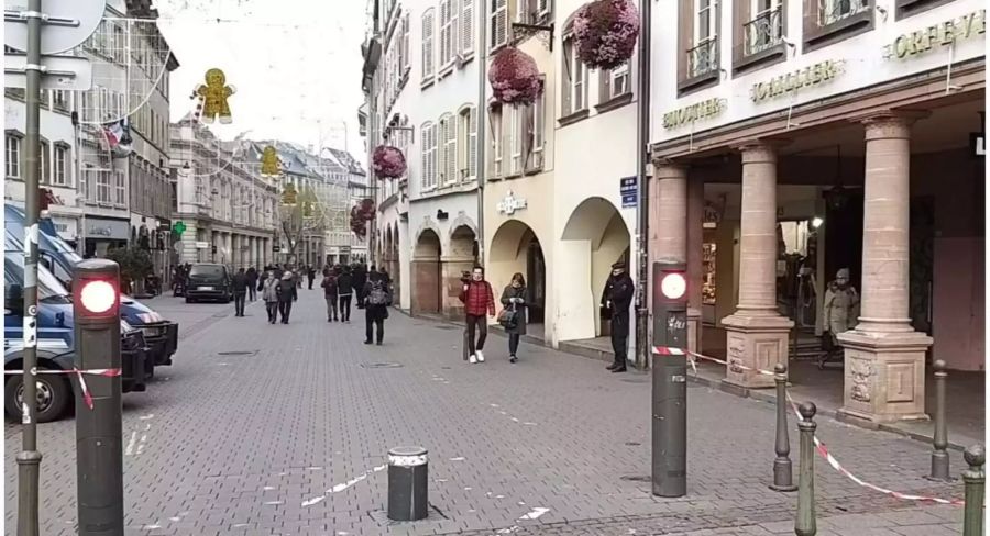 Passanten in der Nähe des Strassburger Weihnachtsmarktes.