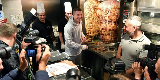 Rund 1000 Fans wollten den ersten Schnitt am Fleischspiess nicht verpassen. Rund 1000 Fans wollten den ersten Schnitt am Fleischspiess nicht verpassen.
