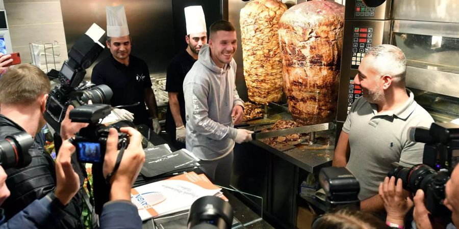 Rund 1000 Fans wollten den ersten Schnitt am Fleischspiess nicht verpassen.