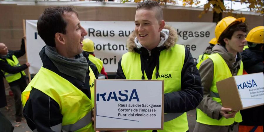 2015 deponierten Akitvistinnen und Aktivisten im Namen des Rasa-Komitees 110'000 Unterschriften bei der Bundeskanzlei.