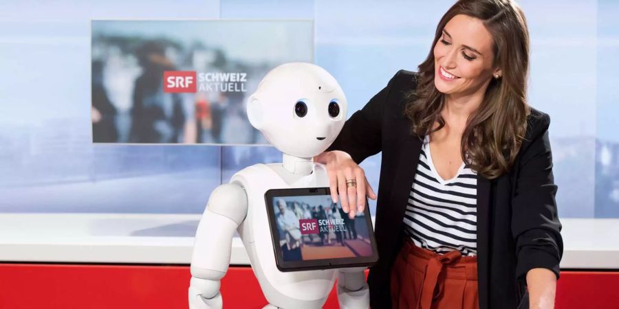 Darf am 21. November bei  «Schweiz Aktuell» moderieren: Roboter Pepper, hier neben Moderatorin Bigna Silberschmidt.