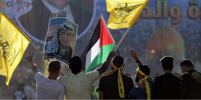 Es ist genau zehn Jahre her, dass Arafat gestorben ist. Am Samstag gingen Zehntausende in Gedenken an Arafat auf die Strasse. Es ist genau zehn Jahre her, dass Arafat gestorben ist. Am Samstag gingen Zehntausende in Gedenken an Arafat auf die Strasse.