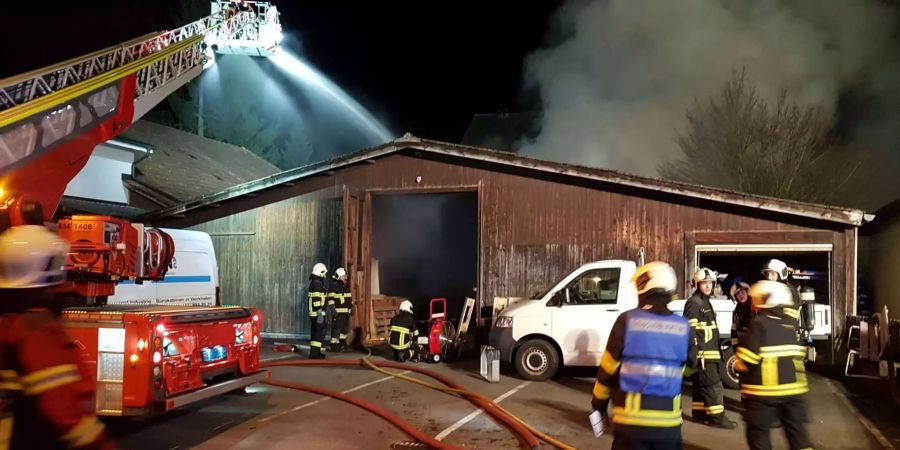 Die Feuerwehren von Entfelden-Muhen und Aarau brachten den Brand rasch unter Kontrolle.