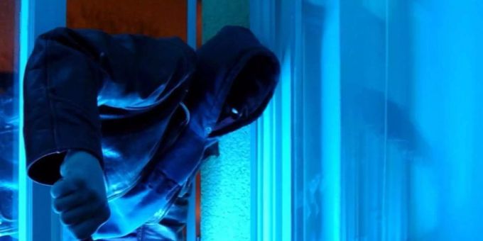 Meiringen BE - Räuber dringt durch Fenster ein und bedroht Bewohner