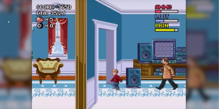 Eine Katastrophe auf dem Nintendo, eine vergessene Perle in der Mega-Drive-Kollektion. Die Spiel-Portierung des Filmklassikers Home Alone hüpfte von Konsole zu Konsole und ärgerte wohl viele Kinder an Weihnachten: Das Spiel war grottenschlecht. Ausser auf dem Sega Mega Drive. Hinter einer hübschen Grafik steckte ein einfaches Spielprinzip: die Nachbarn vor Harry und Marv schützen. Dabei schlittelt Kevin zu den betroffenen Häusern und stellt seine Fallen auf, um die Verbrecher in Schach zu halten. Zumindest bis die Polizei auftaucht. Das Spiel ging schnell wieder im Reich der Vergessenen unter, genauso wie Segas 16-Bit-Konsole. Denn wer hatte schon eine Sega-Konsole zu Hause und freute sich auf deren Games?