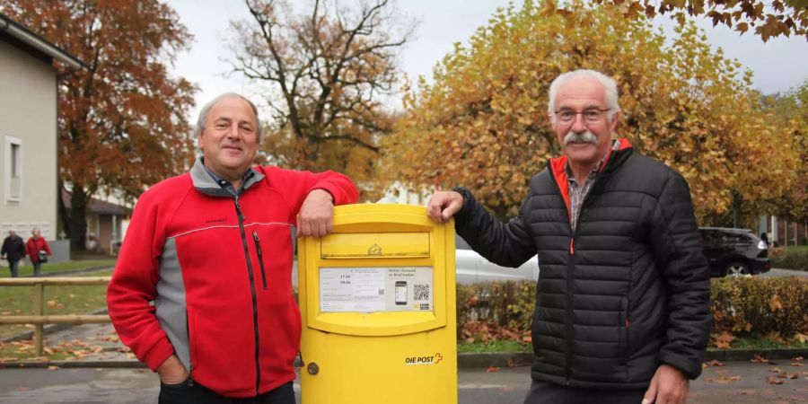 Eugen Huber und Albert Renggli vor einem Emmer Briefkasten