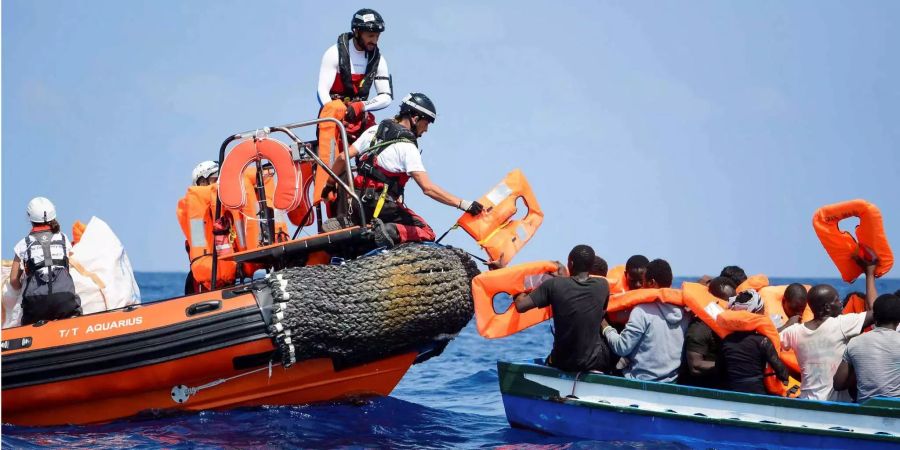 Helfer des Rettungsschiffes «Aquarius» retten 141 Migranten vor dem Ertrinken.