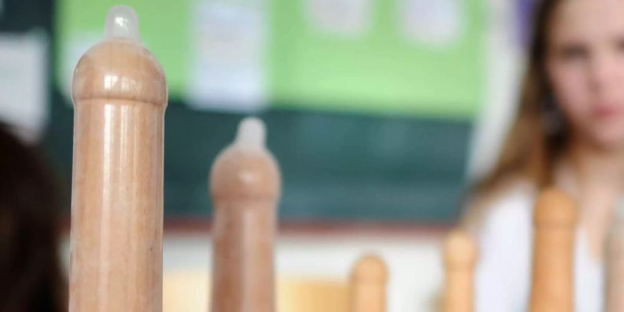 Eine Schülerin sitzt in einer Schule in Hannover im Rahmen eines Sexualkundeprojekts der Stiftung «Eine Chance für Kinder».