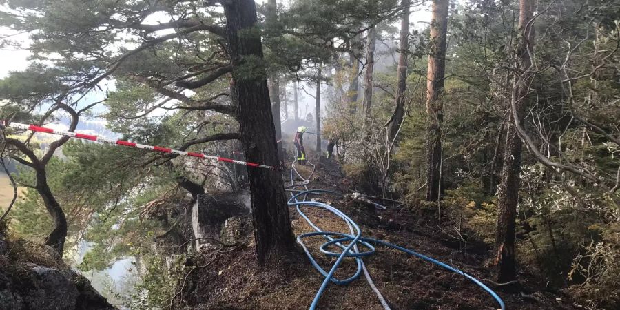 Die Feuerwehr im Einsatz im schwer zugänglichen Gelände bei Glovelier im Jura.