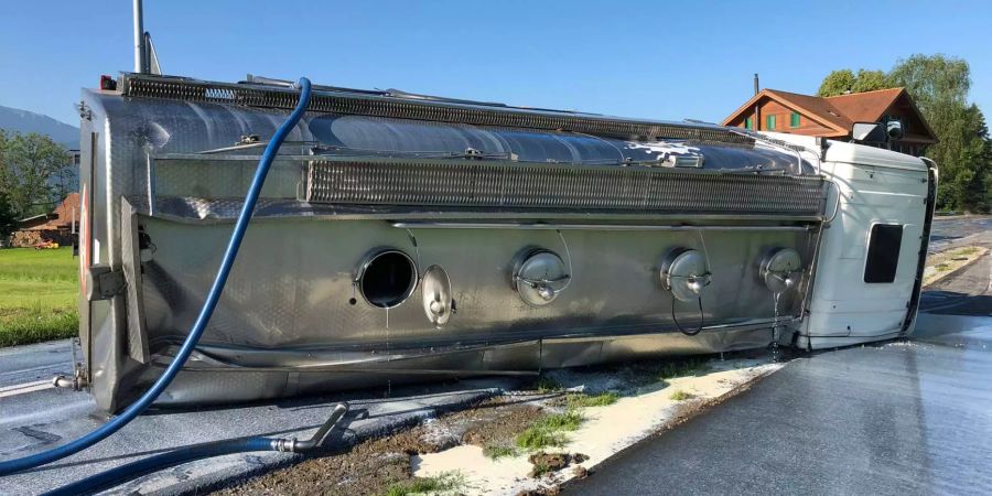 Der Milchtransporter blieb auf der Seite liegen.