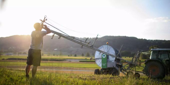 Ein Arbeiter trifft Vorbereitungen zur künstlichen Bewässerung in Stettfurt TG im Juli. Auch im Kanton Thurgau gilt seit heute Freitag ein Wasserentnahmeverbot aus Gewässern. bewässerung