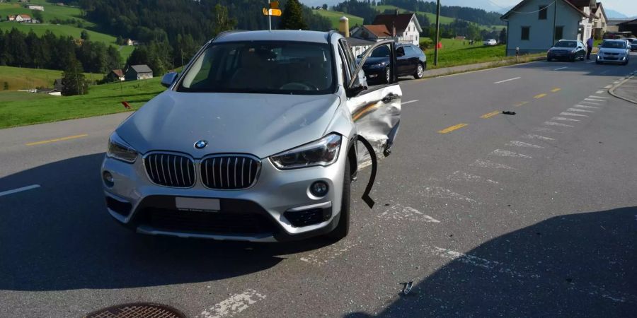 Der Personenwagen nach der Kollision in Teufen AR.