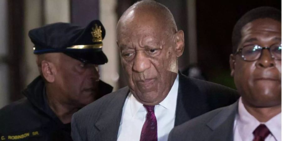 Bill Cosby wurde vor drei Monaten wegen sexueller Nötigung in drei Fällen für schuldig befunden. Ihm drohen jetzt bis zu 30 Jahre Haft.