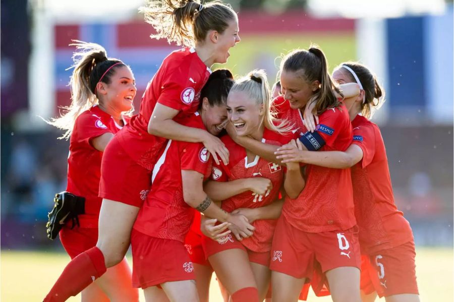 Die Spielerinnen freuen sich über ein starkes 2:2 gegen Frankreich.