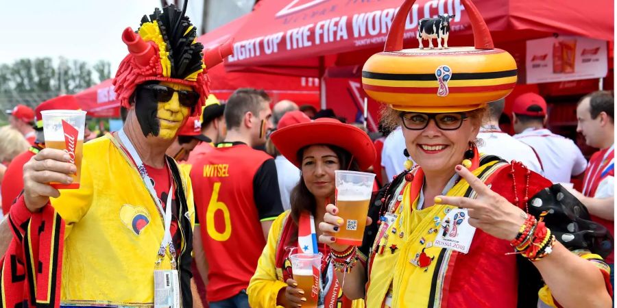 Belgische Fans trinken vor dem Spiel gegen Tunesien in Moskau Bier.