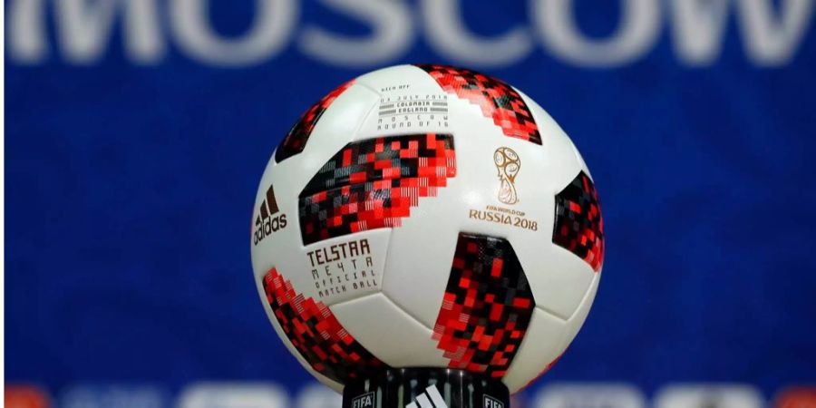 Der Adidas Telstar, offizieller Spielball der Fussball-WM 2018, wird an einer Pressekonferenz in Moskau präsentiert.