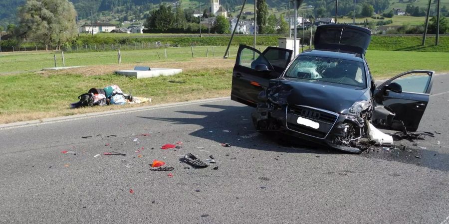 Das komplett demolierte Auto steht auf der Strasse in Reichenburg SZ. Beim Unfall verletzten sich drei Insassen.