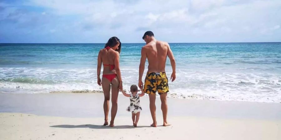 Lewandowski geniesst den Strand-Urlaub mit seiner Familie.