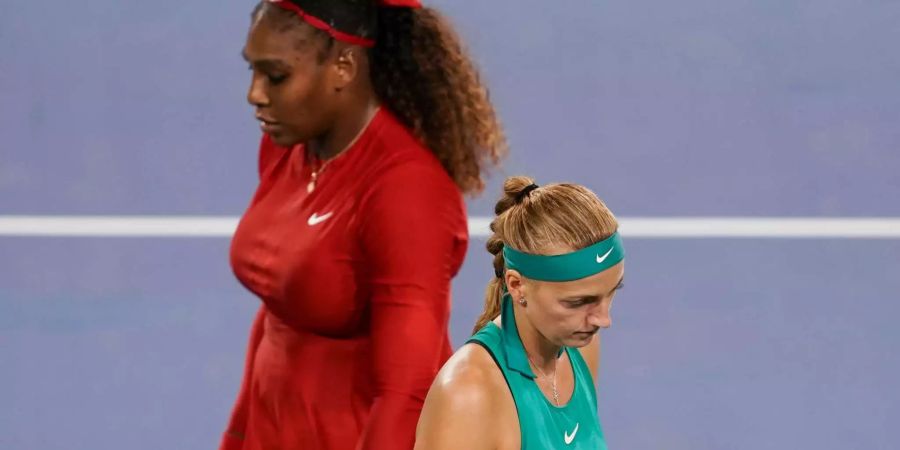 Petra Kvitova (r) und Serena Williams gehen während des Spiels aneinander vorbei.