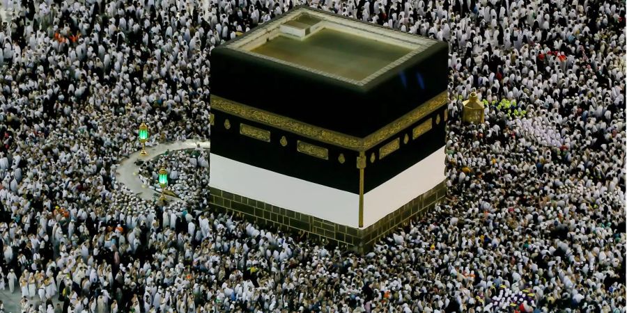 Muslimische Pilger umkreisen beim Hadsch das Heiligtum Kaaba in der grossen Moschee in Mekka (SAU).