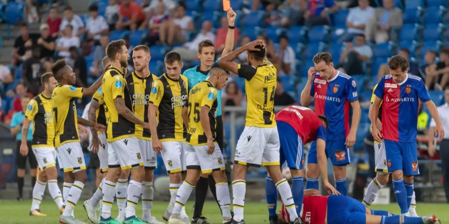 Platzverweis gegen Vitesse Arnhem. Jake Clarke-Salter sieht nach eine Attacke gegen Ajeti (am Boden) die rote Karte.