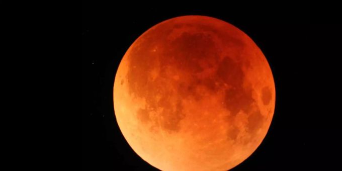 Der Blutmond wirkt – anders als der Erdbeermond – wirklich rot. Blutmond