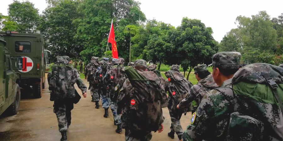Ein Ärzteteam der Chinesischen Volksbefreiungsarmee eilt in Laos zur Hilfe.