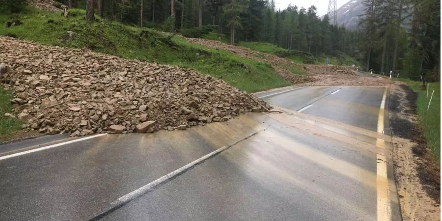 Verschüttete Strasse nach dem Murgang.