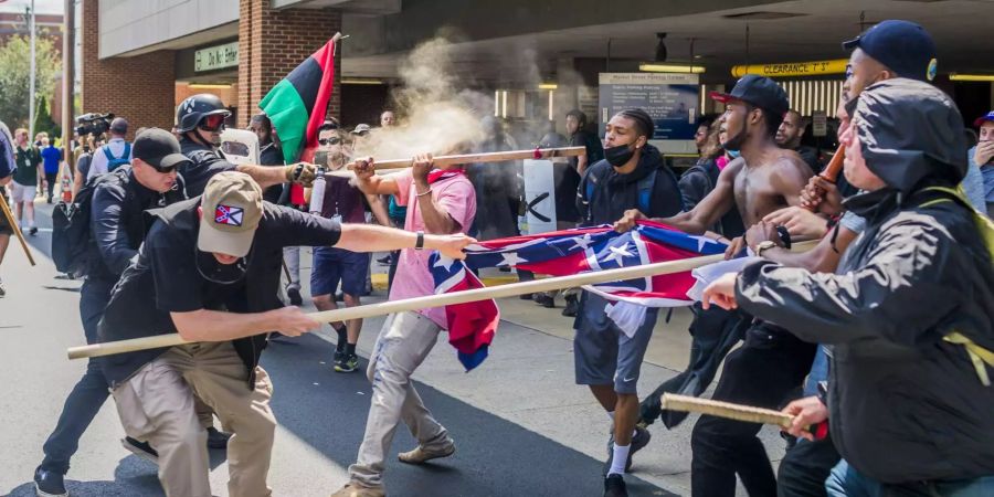 Ein rechter Demonstrant des «Vereint die Rechte»-Protests setzt Pfefferspray gegen einen Teilnehmer einer Gegendemonstration während einer Kundgebung in Charlottesville ein.